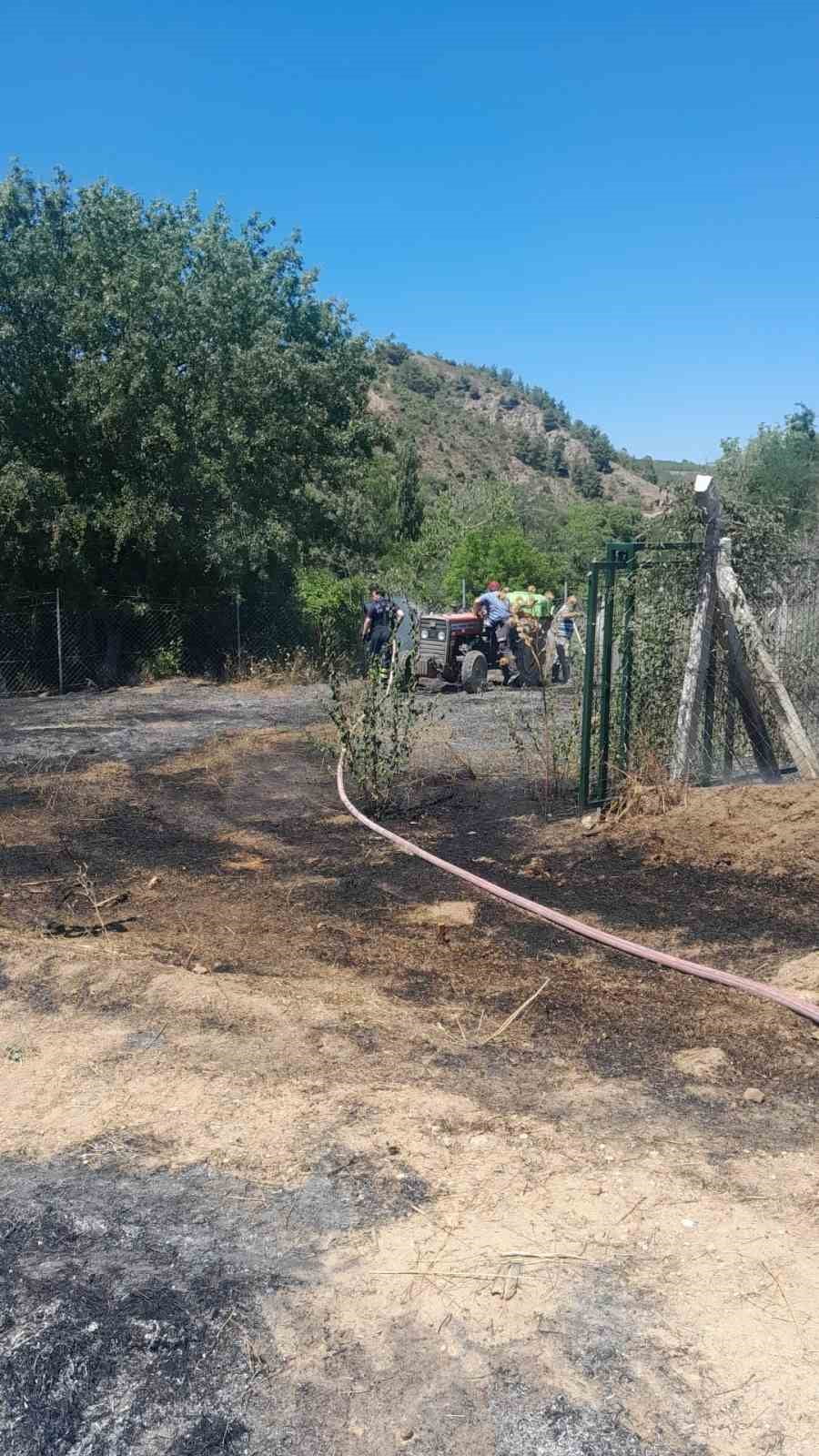 OTLUK ALANDAKİ YANGIN ORMANA SIÇRAMADAN SÖNDÜRÜLDÜ