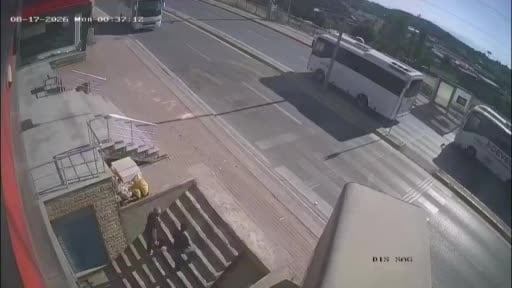 Otomobil merdiven boşluğuna böyle uçtu: 2 kişi ezilmekten saniyelerle kurtuldu