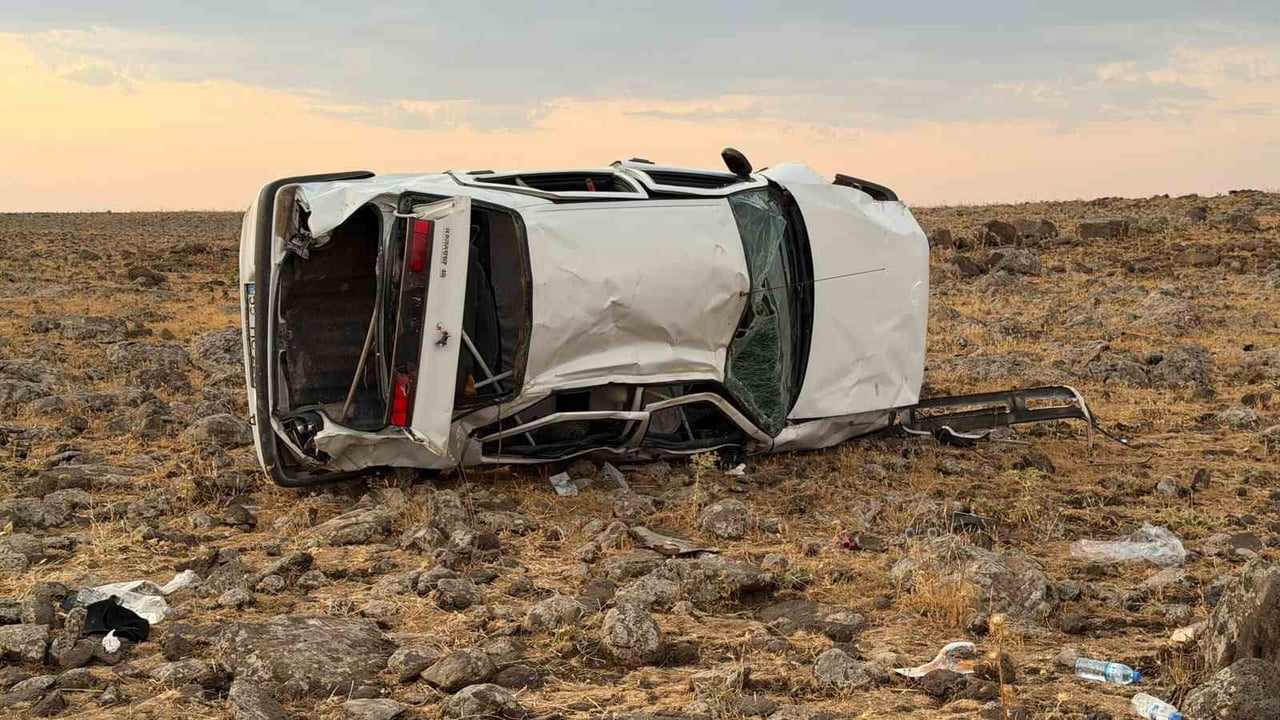 OTOMOBİL ŞARAMPOLE DEVRİLMİŞTİ