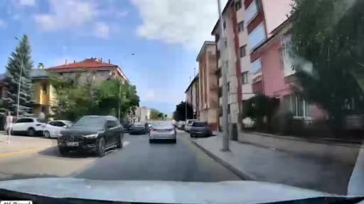 Otomobilden yola çöp atan sürücü kamerada