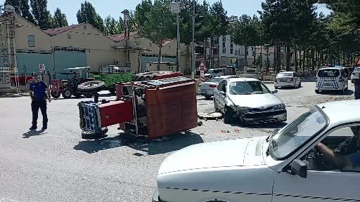 Otomobilin çarptığı traktör yan yattı
