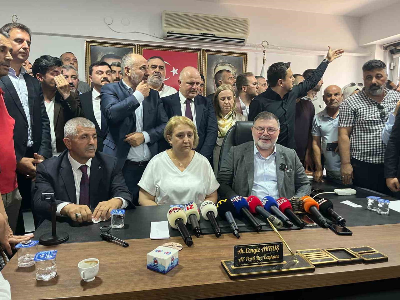 OTURANLAR SOLDAN SAĞA: MHP İZMİR İL BAŞKANI VEYSEL ŞAHİN, MENDERES BELEDİYE BAŞKAN VEKİLİ ASUMAN...