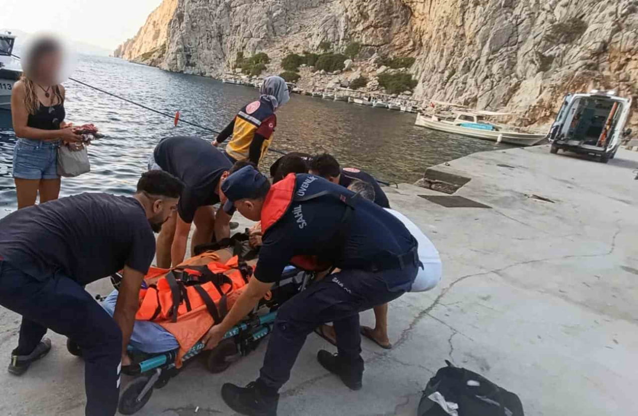 ÖZEL TEKNEDE YARALANAN VATANDAŞI SAHİL GÜVENLİK EKİPLERİ BOTLA DENİZDEN TAHLİYE ETTİ