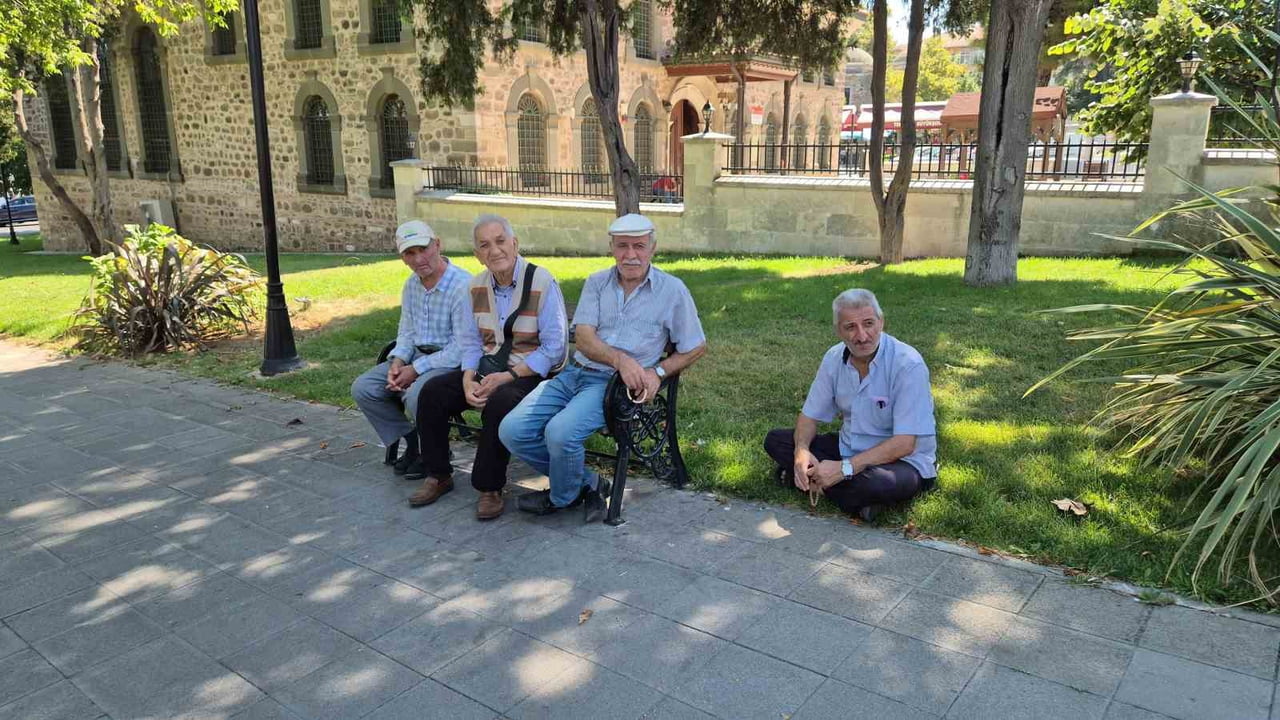 ÖZELLİKLE YETİŞKİN VATANDAŞLARIN YOĞUN OLARAK TERCİH ETTİĞİ PARK VE YEŞİL ALANLARDA GÖLGEDE OTURAN...