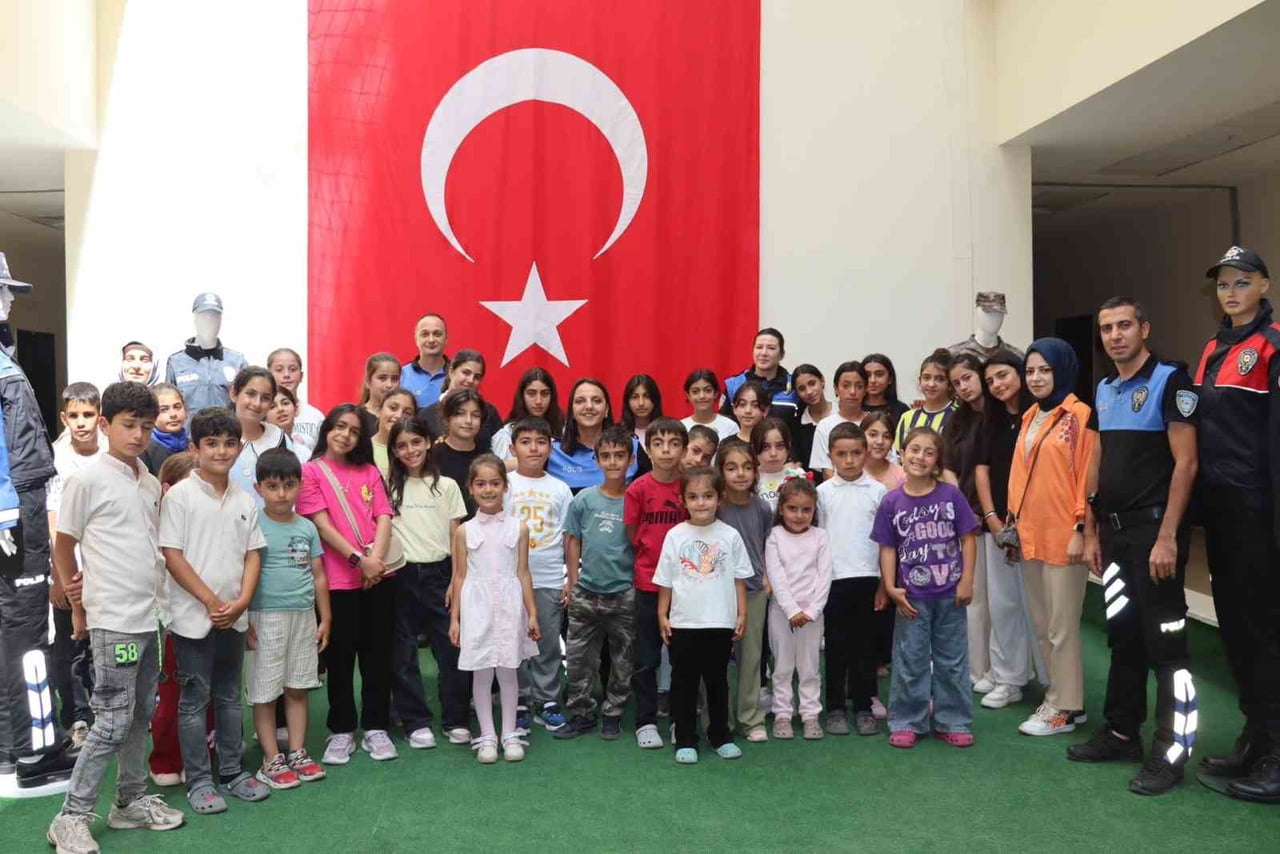 PALANDÖKEN İLÇESİ  MAKSUT EFENDİ AİLE DESTEK MERKEZİ’NDE EĞİTİM GÖREN ÇOCUKLAR, ERZURUM İL EMNİYET...