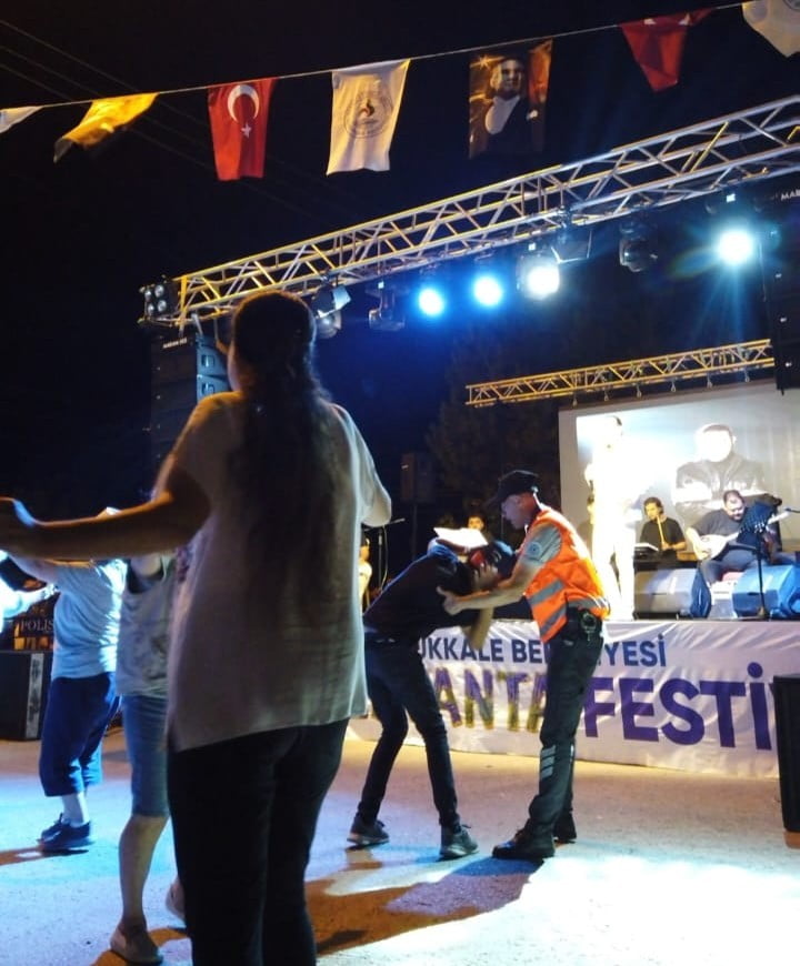 PAMUKKALE BELEDİYESİ’NİN GÖZLER MAHALLESİ’NDE DÜZENLEDİĞİ KEKİK VE LAVANTA FESTİVALİNDE SAHNE ALAN...