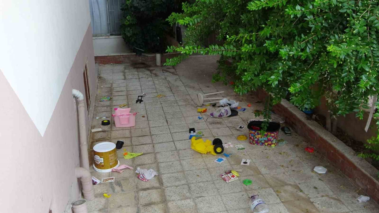 PENCEREDEN SARKAN ÇOCUK, EVDEKİ EŞYALARI AŞAĞI ATTI