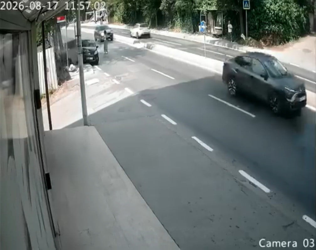PENDİK'TE YAYA GEÇİDİNDE YAYAYA YOL VEREN ARACI FARK ETMEYEN BAŞKA BİR SÜRÜCÜ, YAYAYA ÇARPMAMAK...