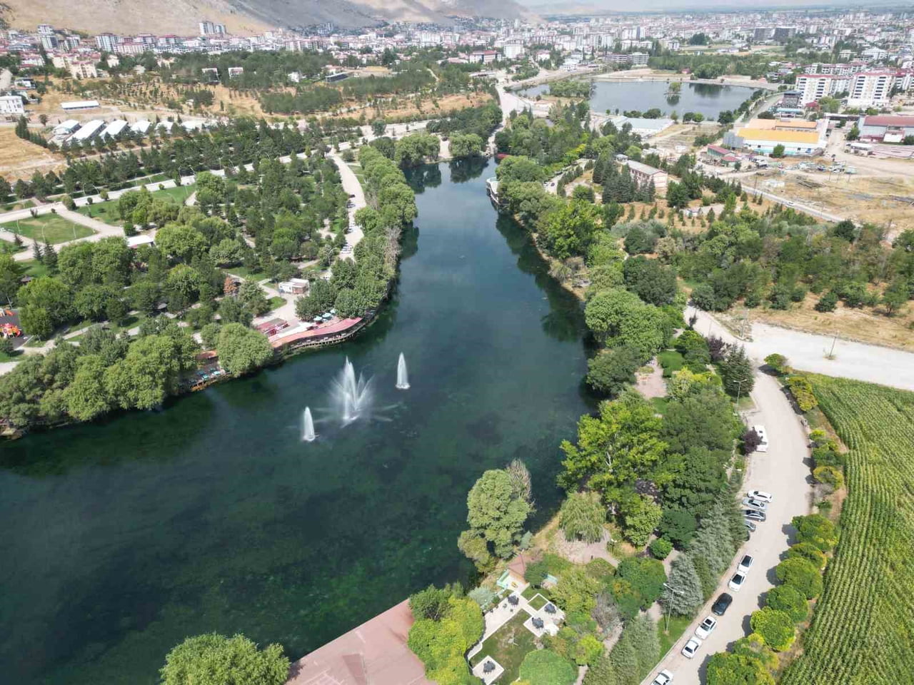 PINARBAŞI’NDAN DOĞAN CEYHAN NEHRİ, ELBİSTAN’DAN GEÇTİKTEN SONRA ÇOK SAYIDA AKARSU İLE BESLENEREK...