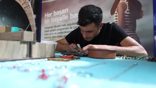 Pirinç tanelerine isim yazan ustanın milimetrik sanatı hayran bırakıyor