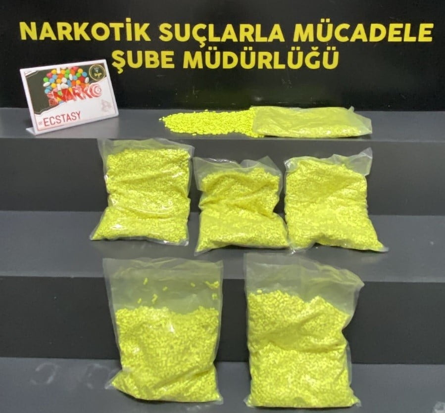 POLİS EKİPLERİ TARAFINDAN DÜZENLENEN OPERASYONDA, BİR ŞÜPHELİNİN ÇANTASINDA 31 BİN 320 ADET...