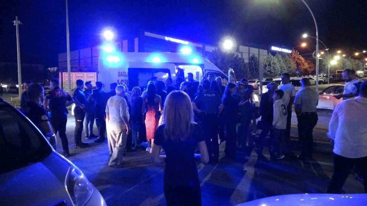 POLİS EKİPLERİNİN MÜDAHALESİYLE TARAFLAR AYRILIRKEN, YARALILAR AMBULANSLARLA HASTANELERE...