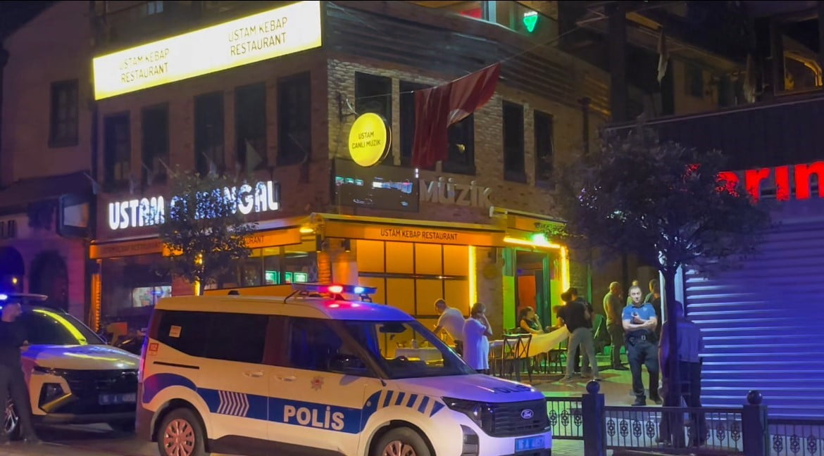 POLİSİN YANINDA BİLE DURMADILAR… TARİHİ ARAPŞÜKRÜ SOKAĞI’NDA KAVGA KAMERADA