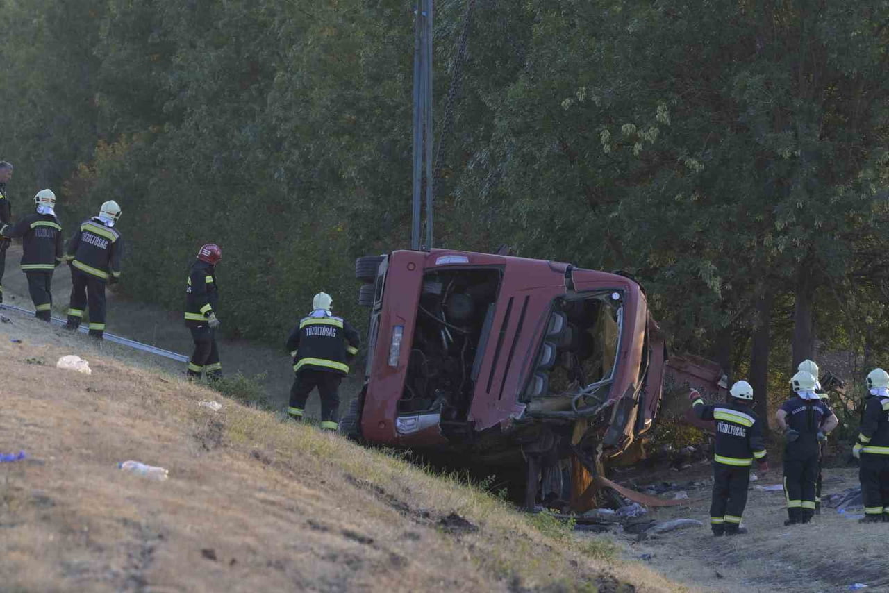 POLONYALI TURİSTLERİ TAŞIYAN OTOBÜSÜN MACARİSTAN'DA ŞARAMPOLE YUVARLANMASI SONUCU 12 YOLCU...