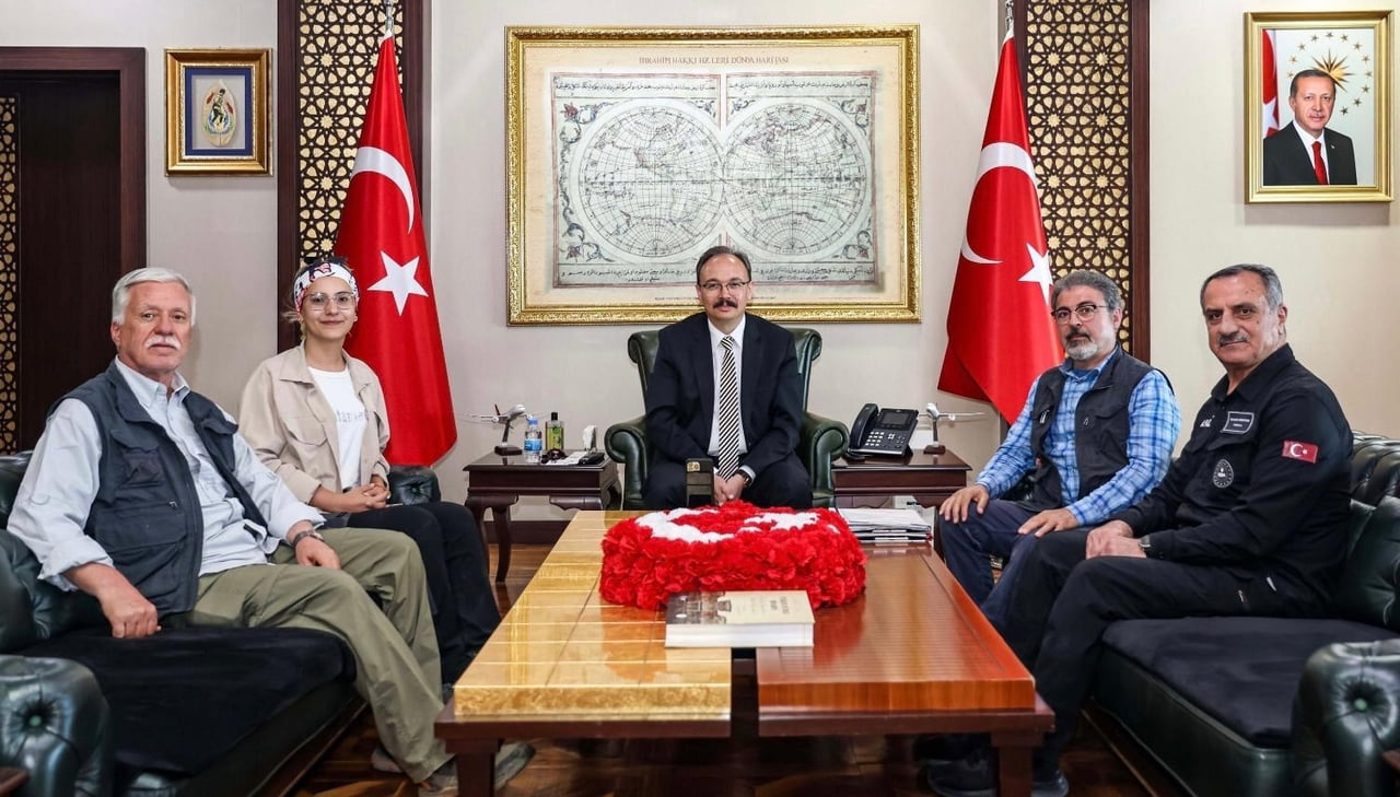 PROF. DR. HASAN SÖZBİLİR (SAĞDAN İKİNCİ) BAŞKANLIĞINDAKİ EKİP, SİİRT VALİSİ KEMAL KIZILKAYA'YI...