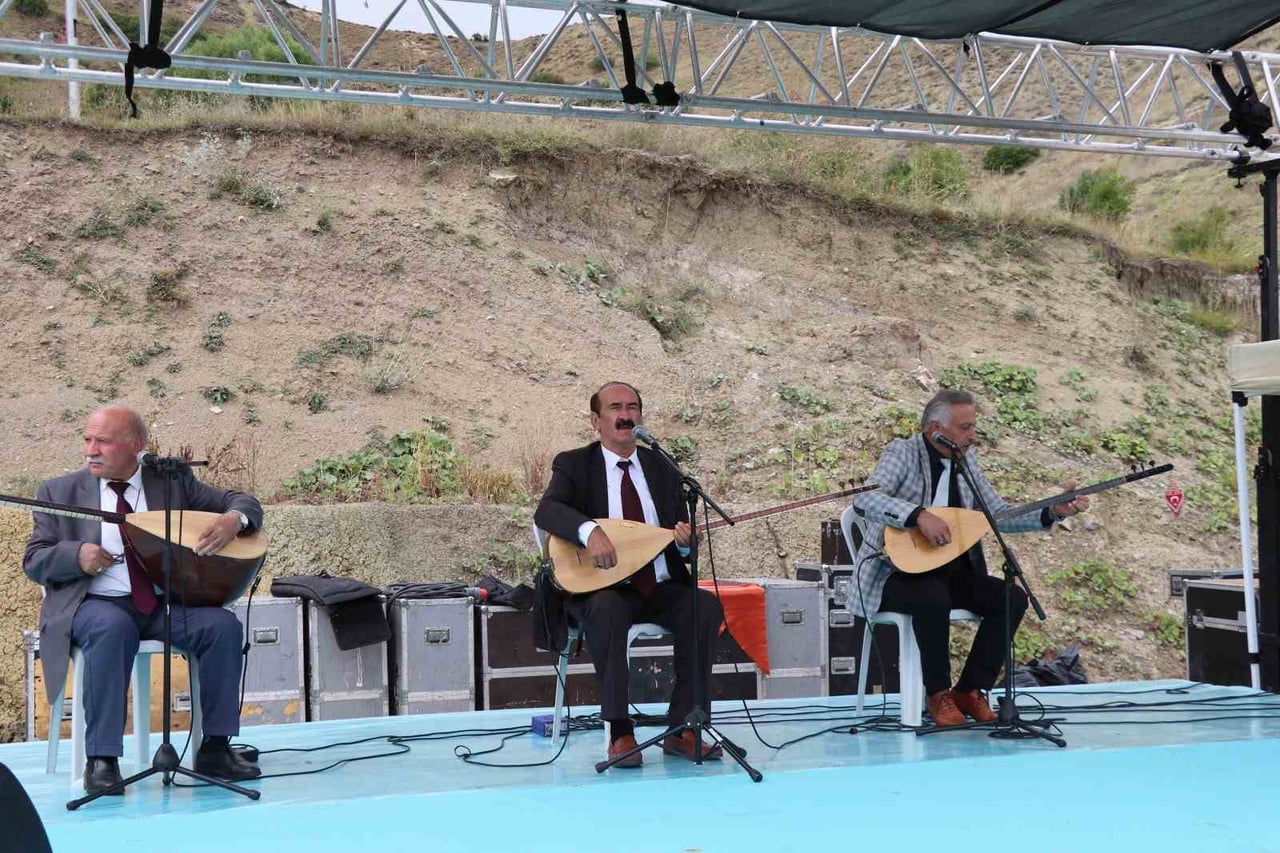 PROGRAM HALK OZANLARININ SESLENDİRDİĞİ ESERLERLE SONA ERDİ.