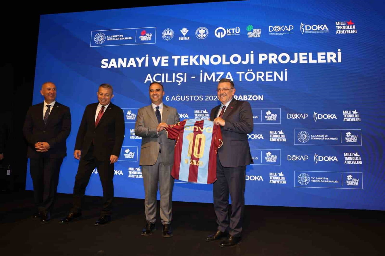 PROGRAMDA ATILAN İMZALARIN ARDINDAN TRABZON BÜYÜKŞEHİR BELEDİYE BAŞKANI AHMET METİN GENÇ, BAKAN...