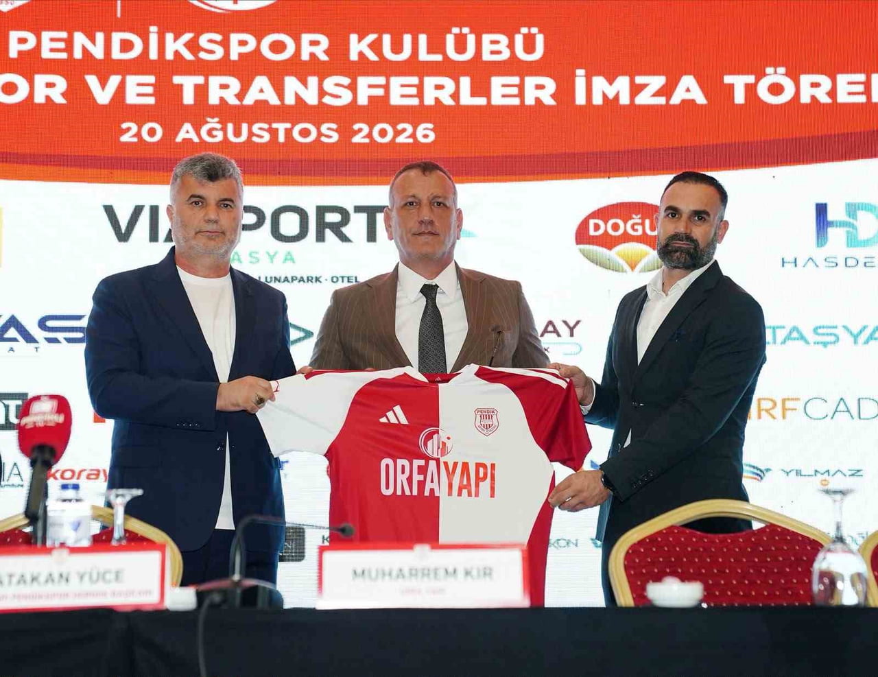 PROGRAMDA KULÜBE DESTEK VEREN SPONSORLARA DA FORMA TAKDİM EDİLDİ.
