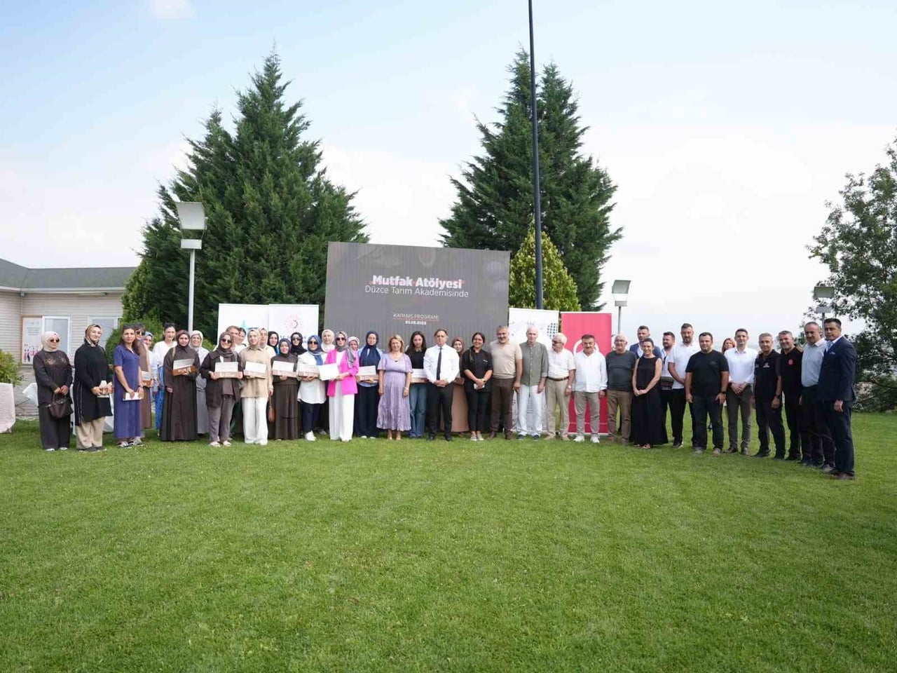 PROJE KAPSAMINDA EĞİTİM ALAN 30 KURSİYER BAŞARI BELGELERİNİ VE HEDİYELERİNİ ALARAK PROFESYONEL...