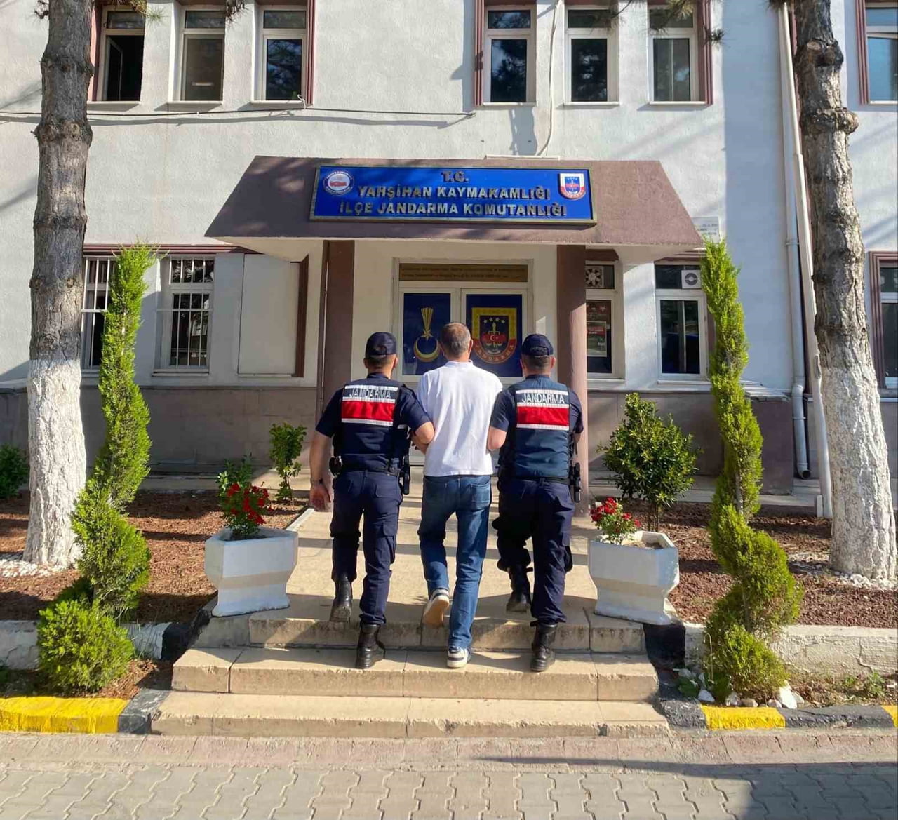 "SİLAHLA TEHDİT" SUÇUNDAN HAKKINDA 2 YIL 6 AY KESİNLEŞMİŞ HAPİS CEZASI BULUNAN A.D.