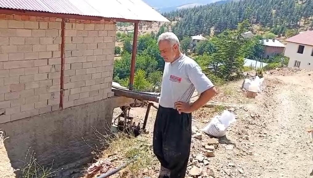 RAMAZAN ALTUNTAŞ ASKİYE AİT SU BORUSUNUN PATLAMASI NEDENİ MAĞDUR OLDUĞUNU KAYDETTİ.
