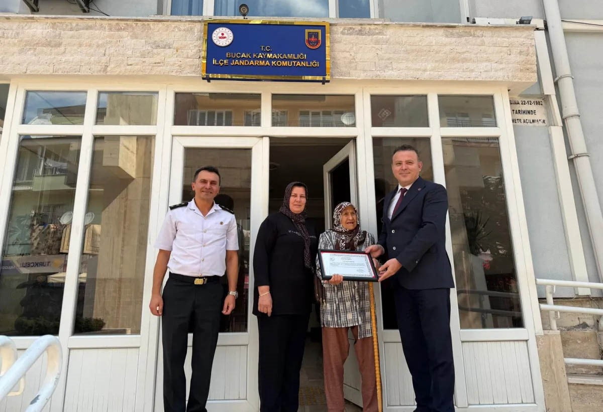 RAZİYE ÖZDEMİR'E PLAKET VE BELGE VERİLDİ
