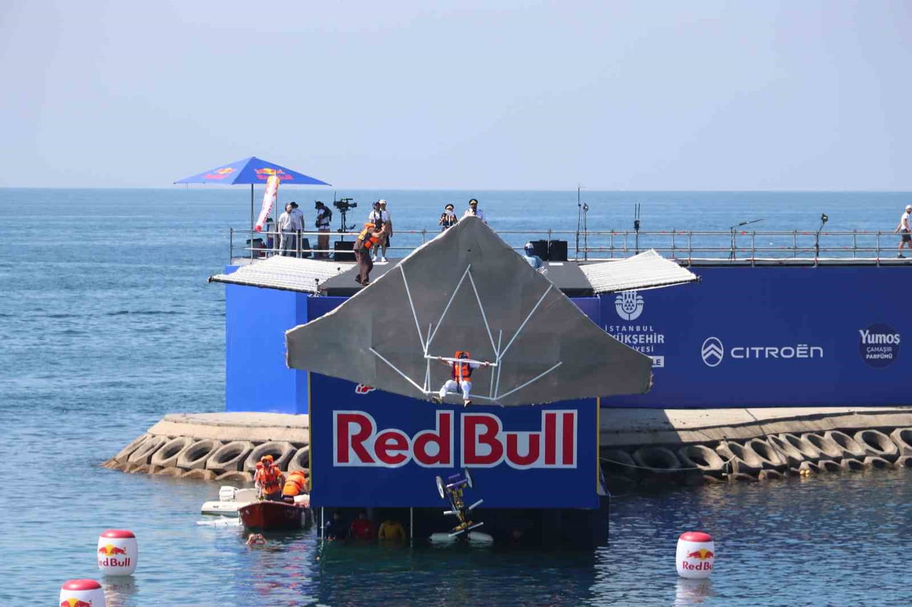 RED BULL UÇUŞ GÜNÜ, BİNLERCE KİŞİNİN KATILIMIYLA İSTANBUL CADDEBOSTAN SAHİLİ’NDE COŞKUYLA...