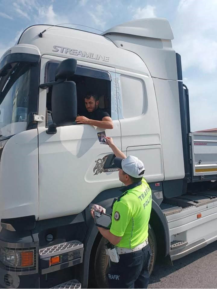 REFAHİYE’DE 3 BİN 38 SÜRÜCÜ VE YOLCUYA TRAFİK BİLGİLENDİRMESİ