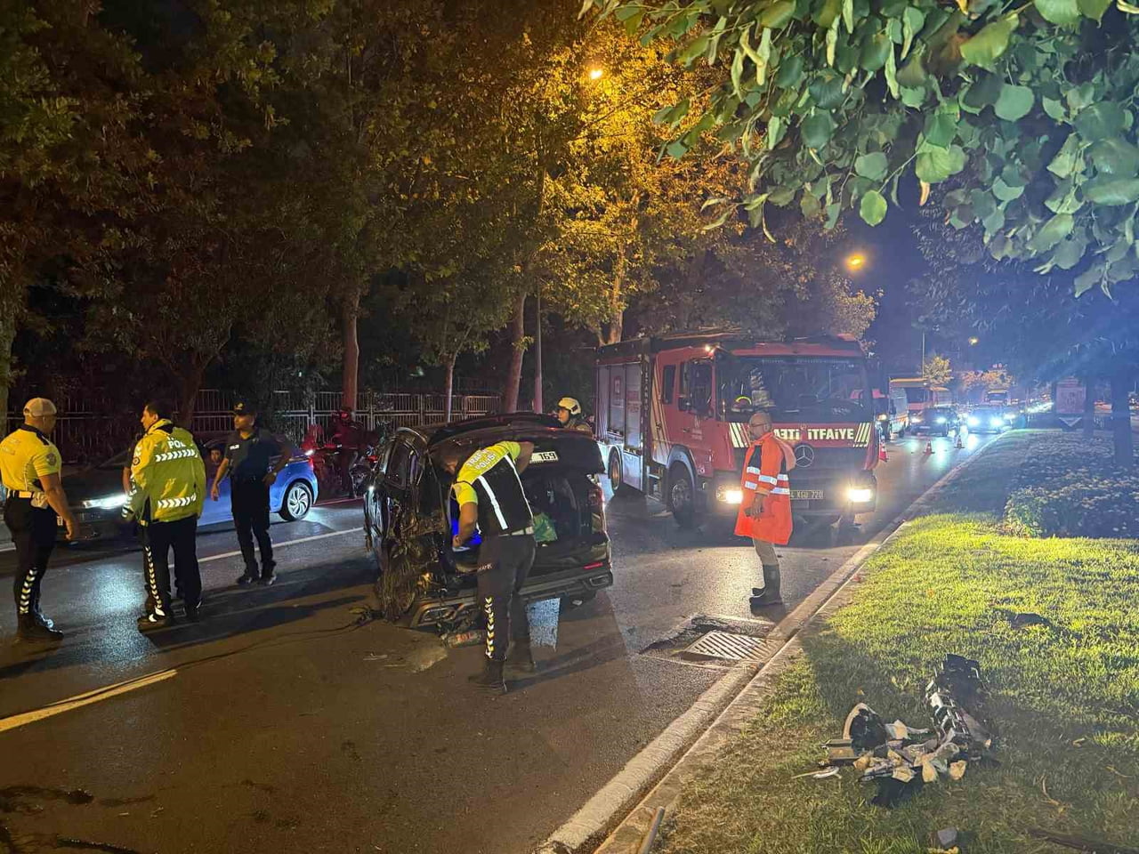 REFÜJÜ AŞAN OTOMOBİL KARŞI ŞERİTTE İKİ ARACA ÇARPTI: 3 YARALI