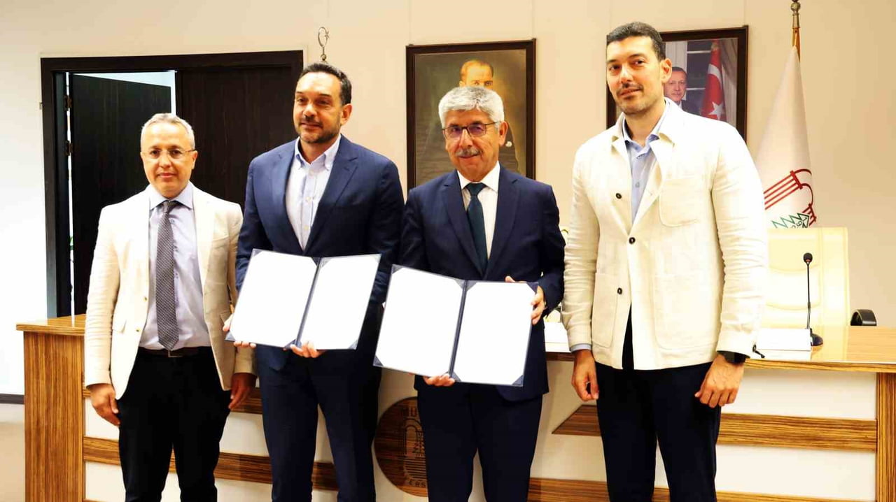 REKTÖR YARDIMCISI PROF. DR. DENİZ ÜLGEN (SOLDA) FİRMA CEO'SU MERT BOSTANOĞLU, REKTÖR PROF. DR....