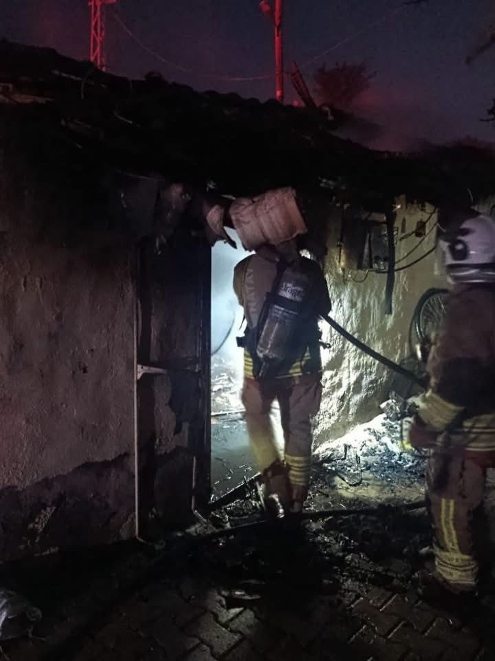 REYHANLI’DA BİR EVDE ÇIKAN YANGIN, İTFAİYE EKİPLERİNİN MÜDAHALESİYLE CAN KAYBI VE YARALANMA...