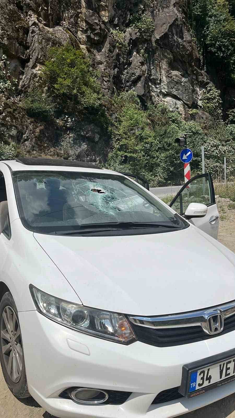 RİZE'NİN ÇAMLIHEMŞİN İLÇESİNDE OTOMOBİLİN ÜZERİNE AKYA DÜŞMESİ SONUCU 1 KİŞİ...