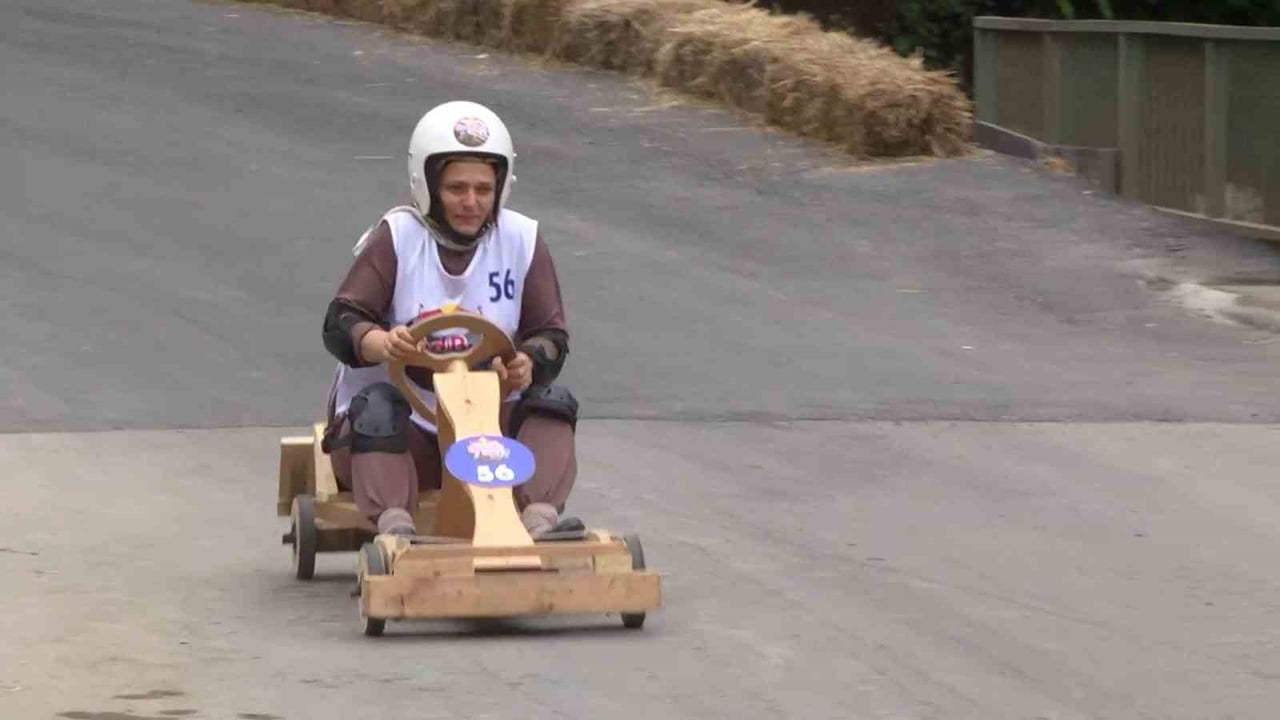 RİZE DE BU YIL 16’INCISI DÜZENLENEN FORMULAZ TAHTA ARABA YARIŞLARI, YARIŞAN KATILIMCILARIN...