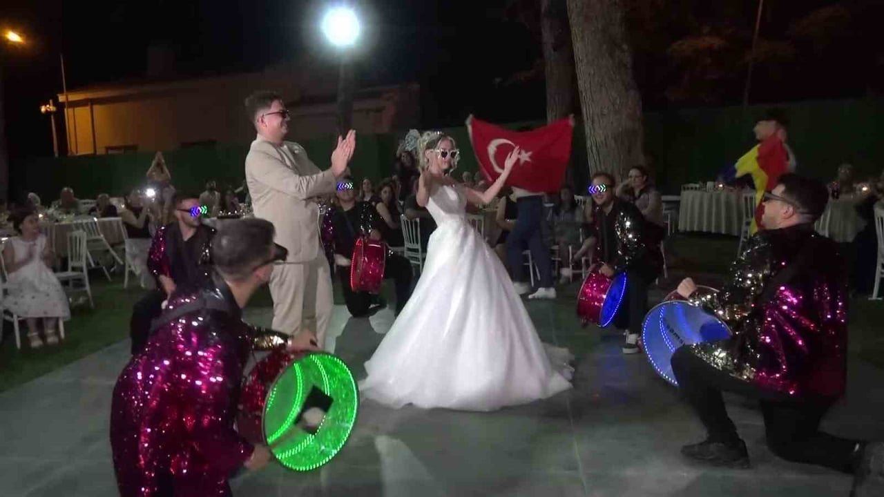 ROMANYA'DA TANIŞAN TÜRK VE ROMANYALI GENÇLERİN ARKADAŞLIKLARI AŞKA DÖNÜŞTÜ. EVLENME KARARI ALAN...