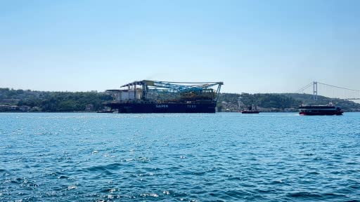Romanya’dan gelen dünyanın en büyük üçüncü vinç gemisi "Saipem 7000" İstanbul...