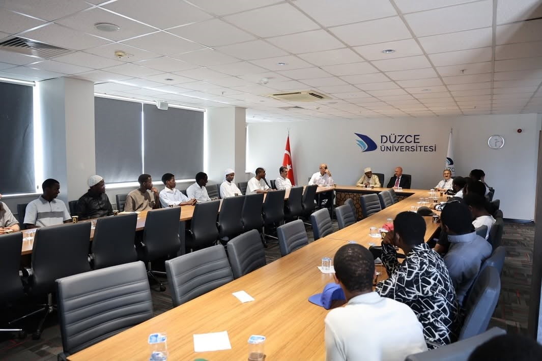 RUANDA MÜFTÜSÜ ŞEYH MUSA SİNDAYİGAYA, DÜZCE ÜNİVERSİTESİ REKTÖRÜ PROF. DR. NEDİM SÖZBİR İLE BİR...