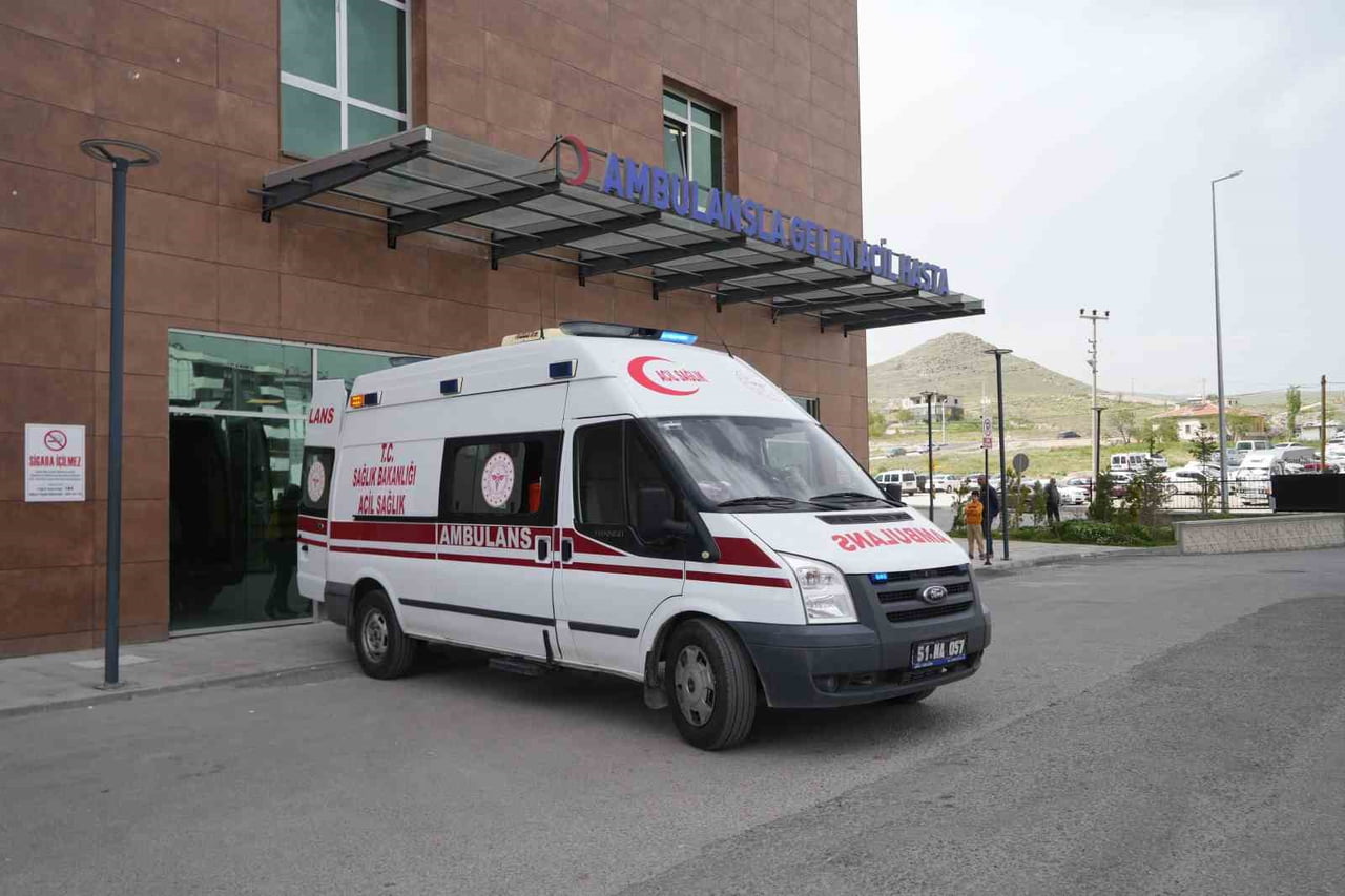 S.C.A.'NIN CENAZESİ, OLAY YERİNDE YAPILAN İNCELEMELERİN ARDINDAN MORGA KALDIRILDI.