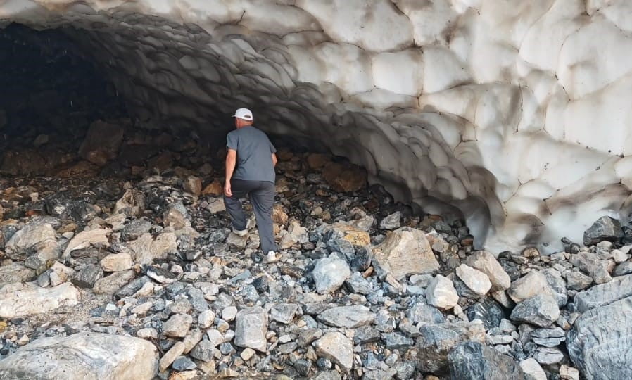 SAATLER SÜREN YOLCULUĞUN ARDINDAN DAĞIN ETEKLERİNDE BULUNAN DOĞAL KAR TÜNELLERİNE ULAŞAN...