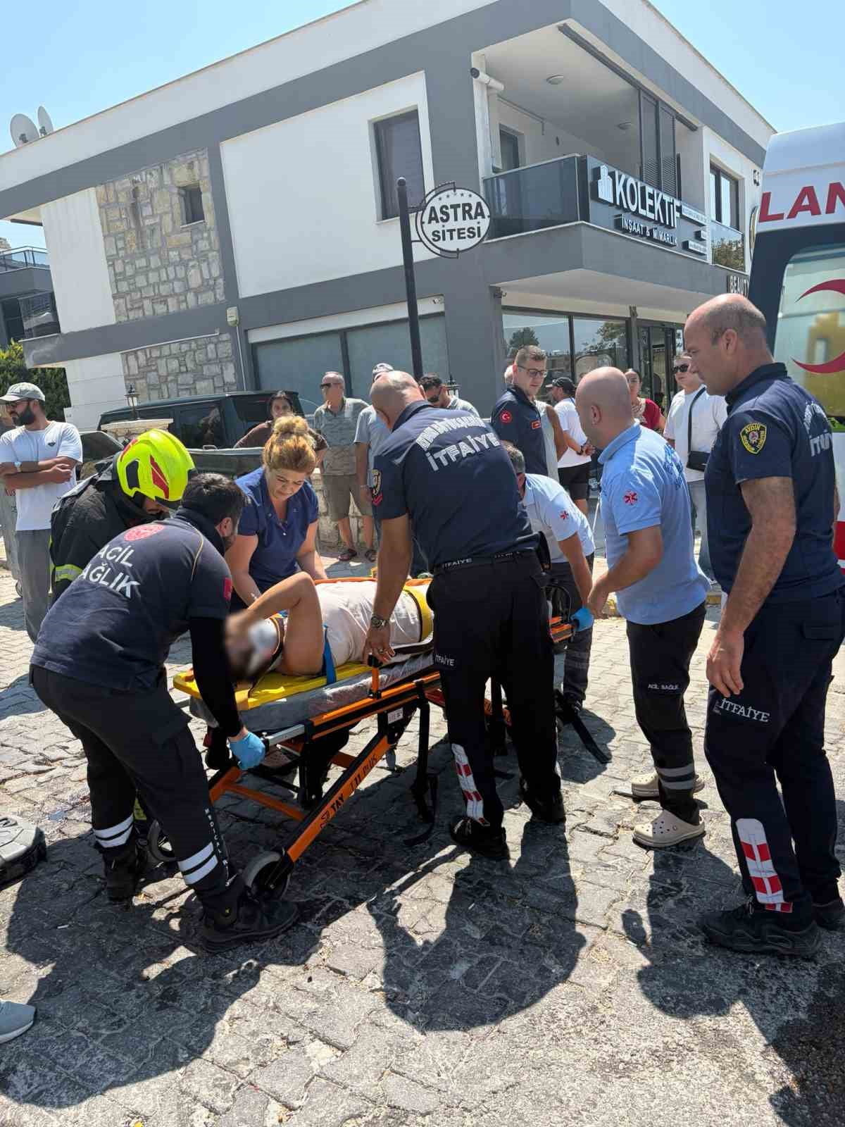 SAĞLIK EKİPLERİ TARAFINDAN DA İLK MÜDAHALESİ YAPILAN YARALI SÜRÜCÜ AMBULANSLA HASTANEYE...
