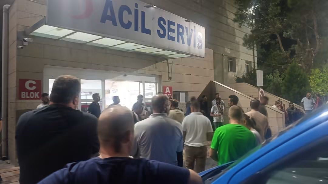 SAĞLIK EKİPLERİNİN OLAY YERİNDEKİ İLK MÜDAHALESİNİN ARDINDAN UZUNKÖPRÜ DEVLET HASTANESİ'NE...
