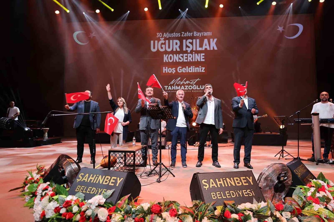 ŞAHİNBEY’DE ZAFERİN COŞKUSU ŞARKILARLA TAÇLANDI