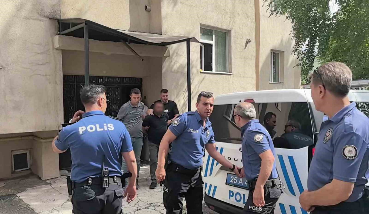 ŞAHIS, POLİS EKİPLERİNİN UZUN UĞRAŞLARI VE EŞİNİN OLAY YERİNE GELMESİYLE İKNA EDİLEREK AŞAĞI...