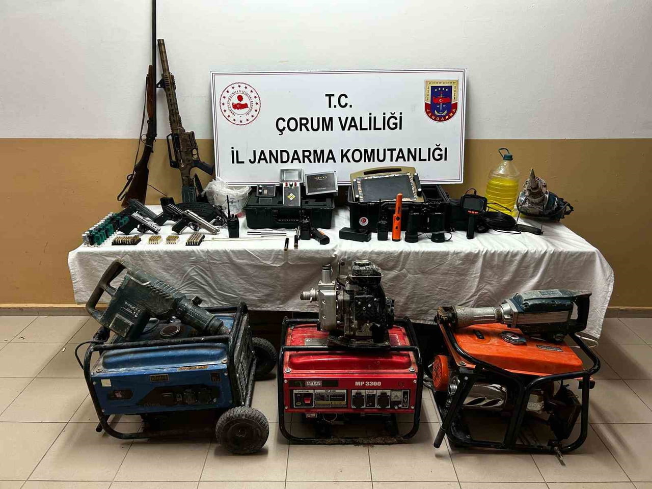 ŞAHISLARIN EV VE ARAÇLARINDA YAPILAN ARAMALARDA ÇOK SAYIDA MALZEME VE SİLAH ELE GEÇİRİLDİ.