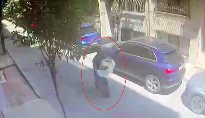 ŞAHSIN ÇALDIKLARIYLA GİTTİĞİ ANLAR KAMERAYA YANSIDI