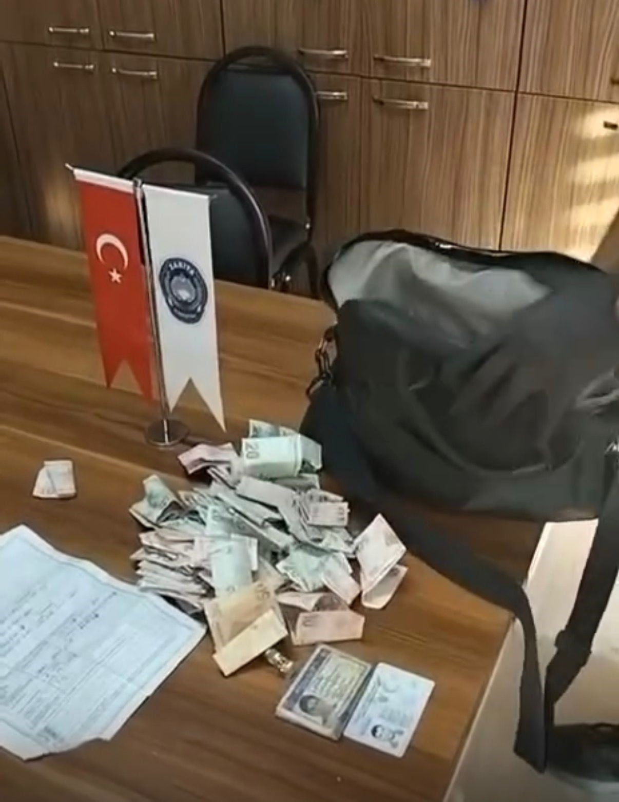 ŞAHSIN ÜZERİNDEN BİN 875 TL NAKİT PARA ÇIKTI.