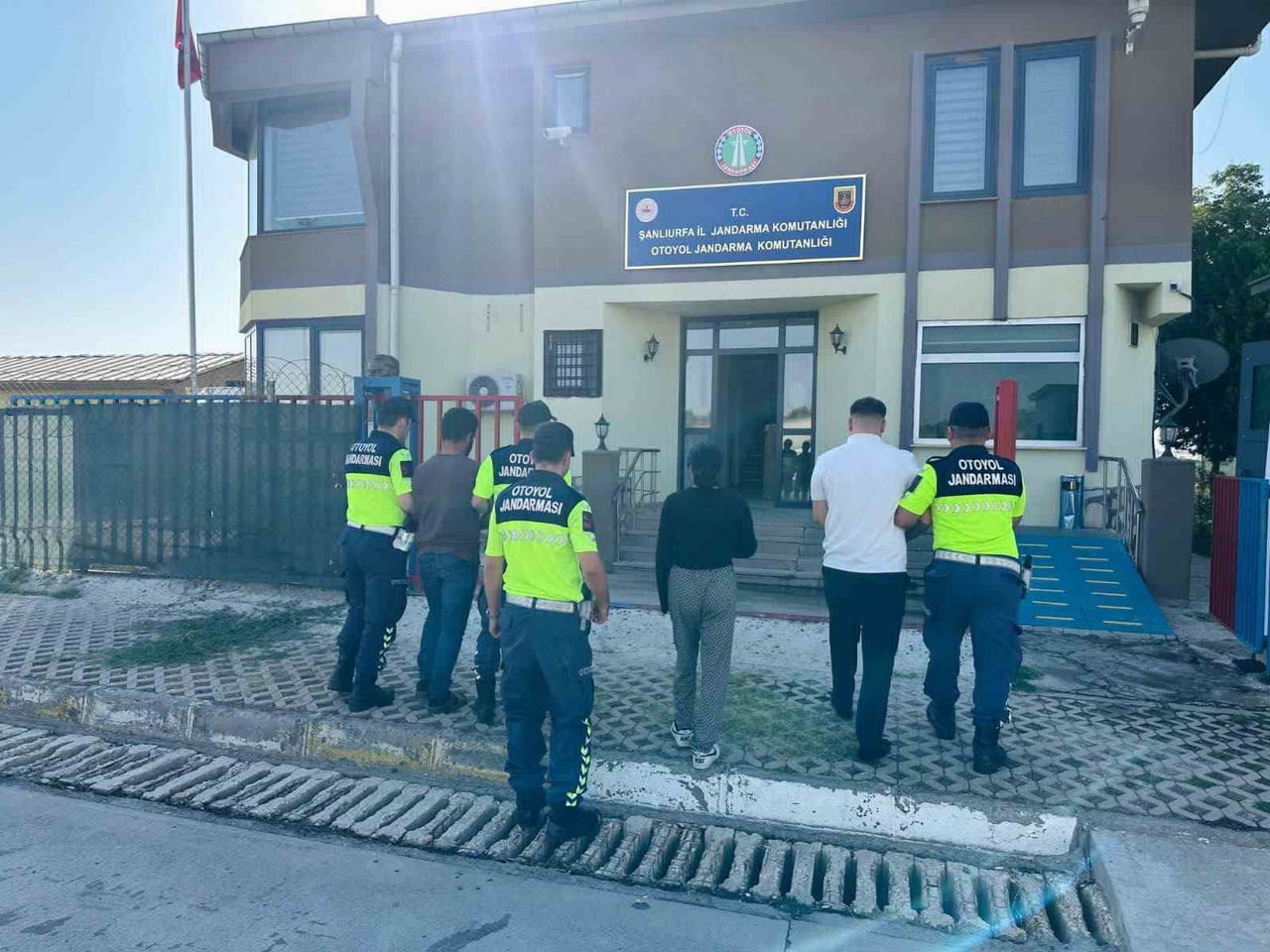 SAHTE POLİSLER JANDARMAYA YAKALANDI