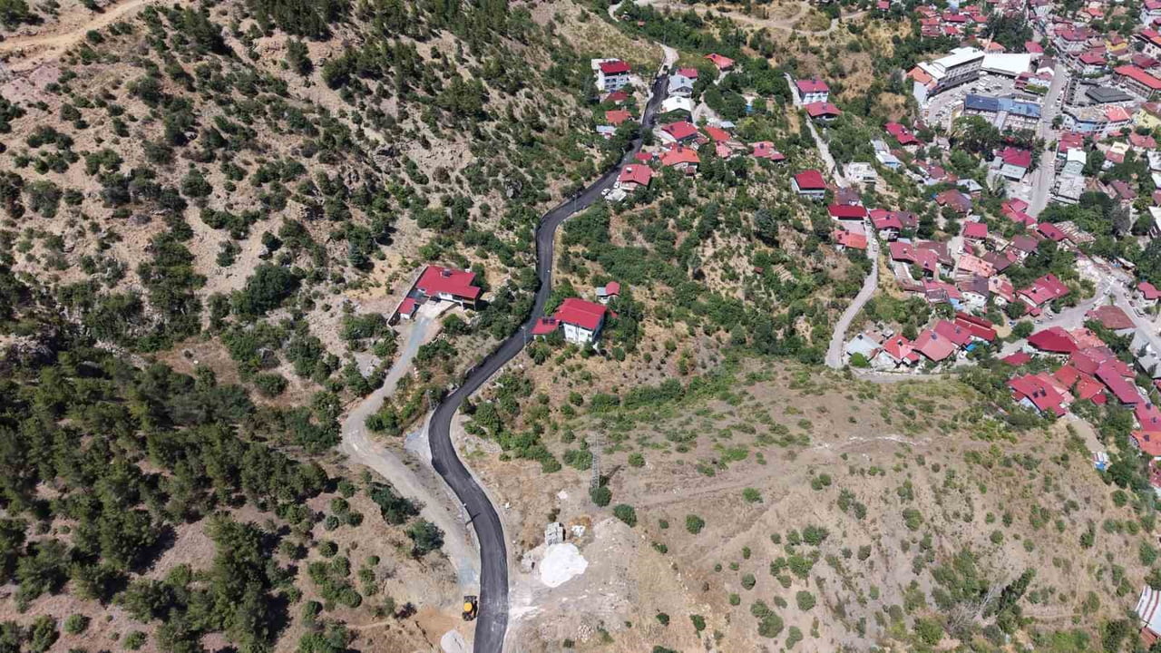 SAİMBEYLİ İLÇESİNDE SICAK ASFALT ÇALIŞMALARI HAVADAN GÖRÜNTÜLENDİ