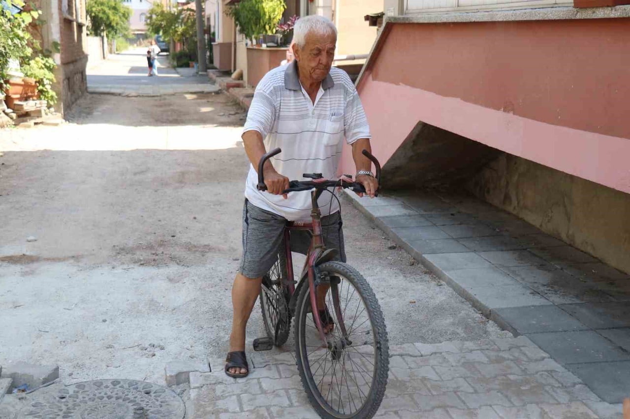 SAKARYA'NIN ADAPAZARI İLÇESİNDE BELEDİYE EKİPLERİNİN YOL ÇALIŞMASI BAŞLATTIĞI SOKAKTA YAŞAYAN...