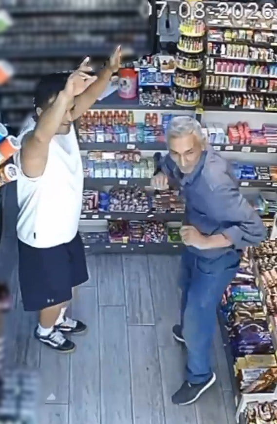 SAKARYA'NIN ADAPAZARI İLÇESİNDE BİR MARKETTE KENDİNİ MÜZİĞİN RİTMİNE KAPTIRARAK DANS EDEN...
