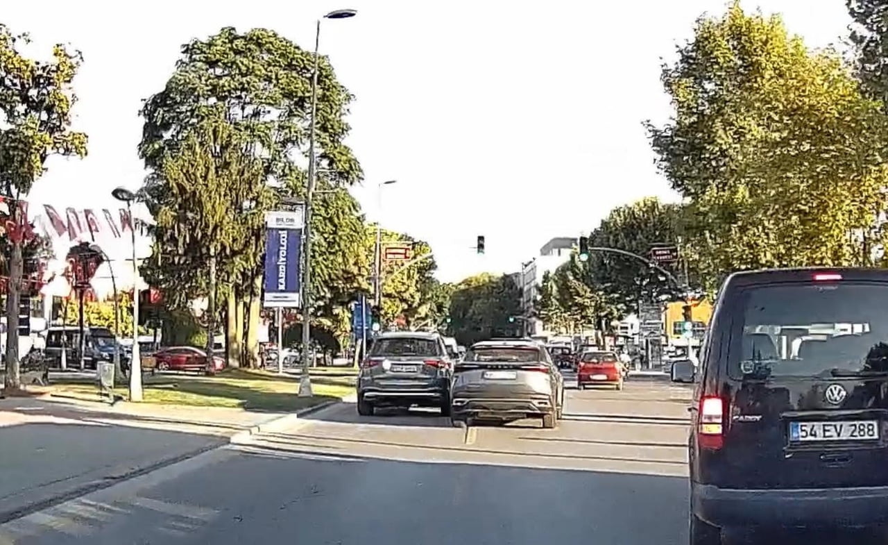SAKARYA'NIN ADAPAZARI İLÇESİNDE TRAFİĞİN YOĞUN OLDUĞU SAATLERDE SUV TİPİ ARACIYLA TEHLİKELİ...